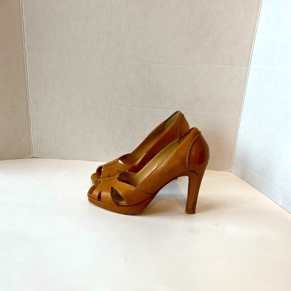 Michael Kors Shoes - Michael Kors Brown / Tan Leather Heels!